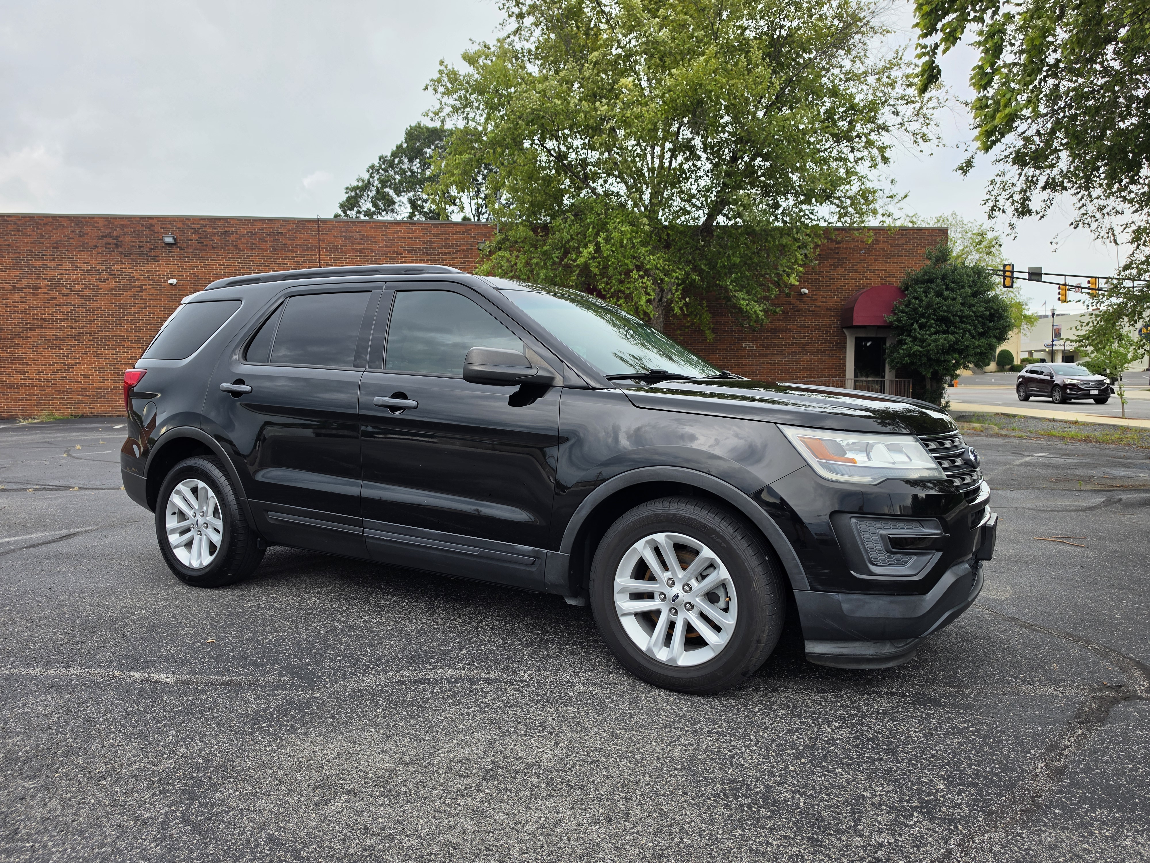 2016 Ford Explorer thumbnail 2