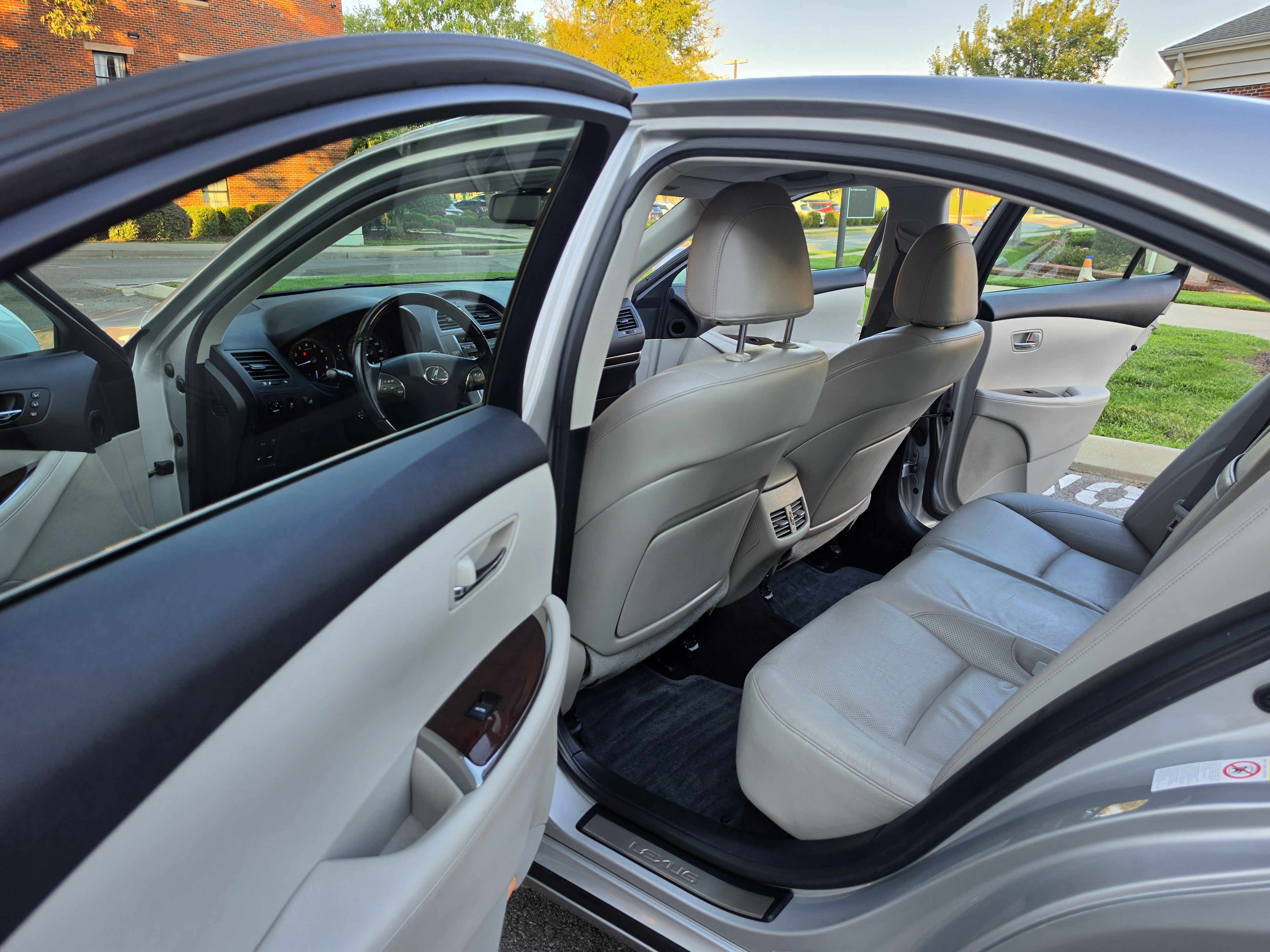 2010 Lexus ES thumbnail 25
