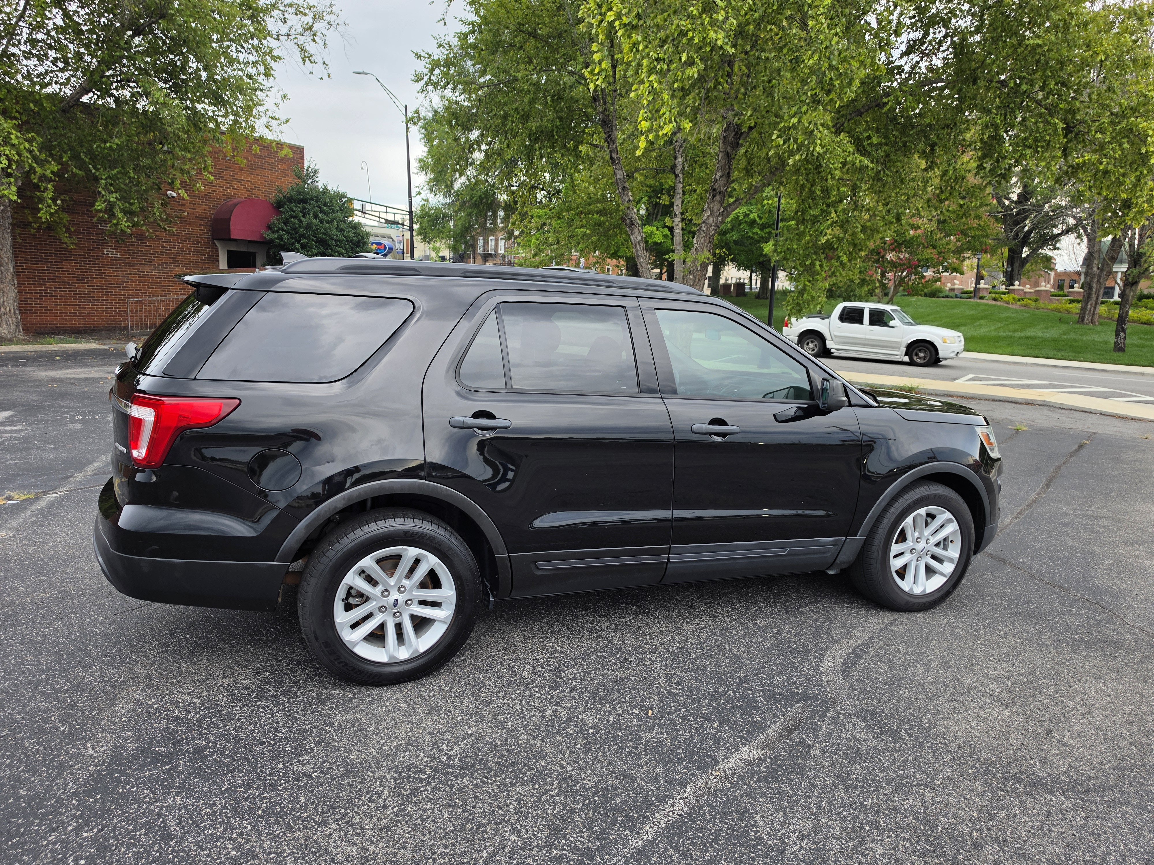 2016 Ford Explorer thumbnail 7