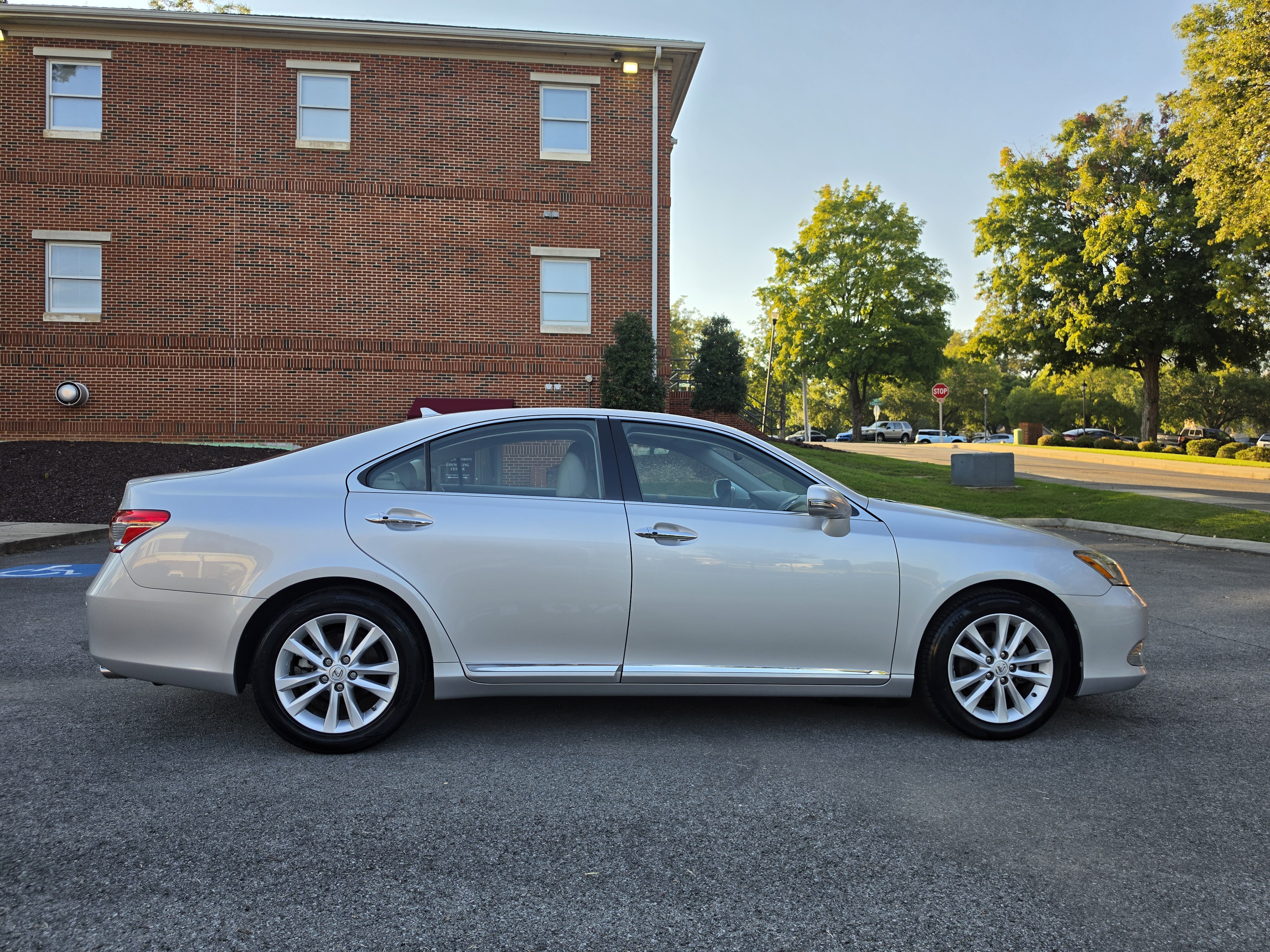 2010 Lexus ES thumbnail 10