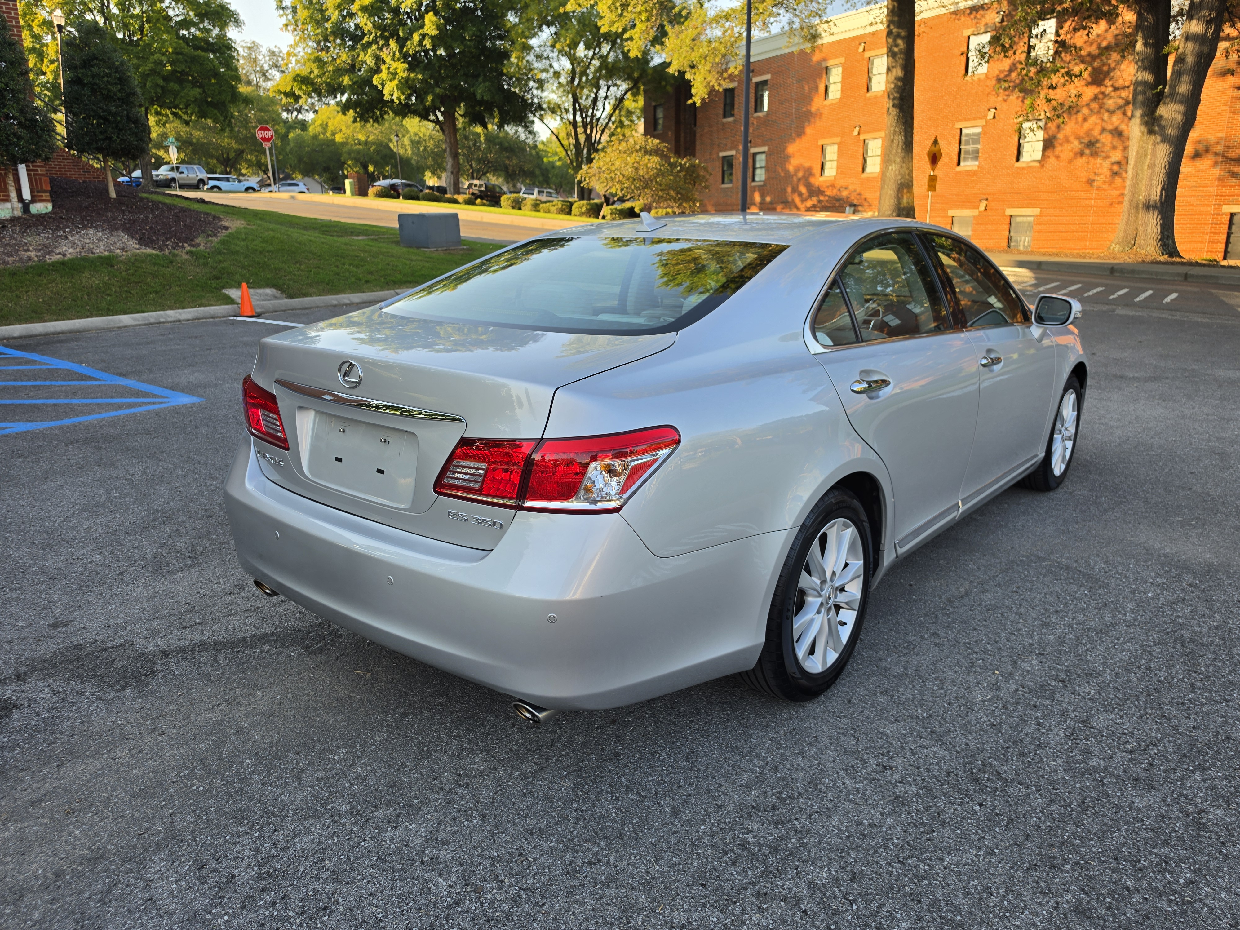 2010 Lexus ES thumbnail 9