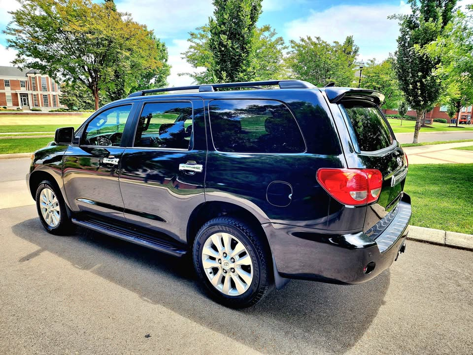 2016 Toyota Sequoia thumbnail 2