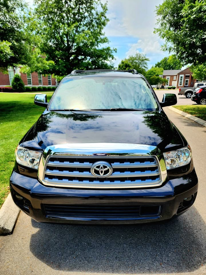 2016 Toyota Sequoia thumbnail 3