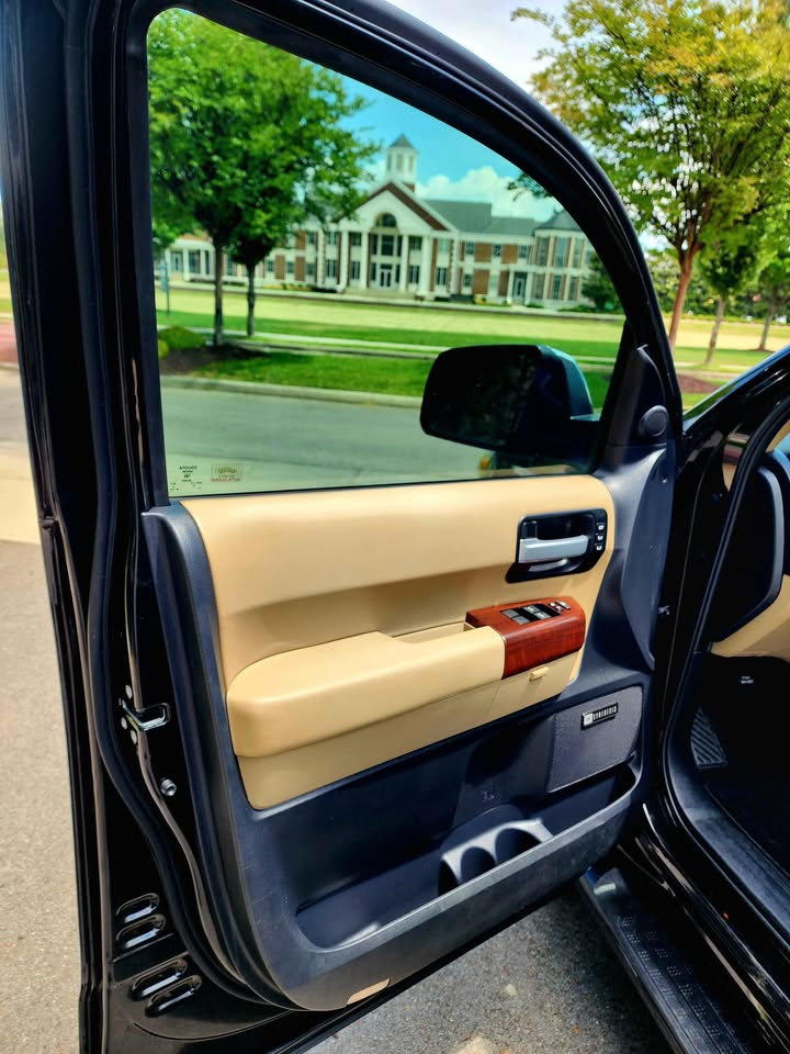 2016 Toyota Sequoia thumbnail 5