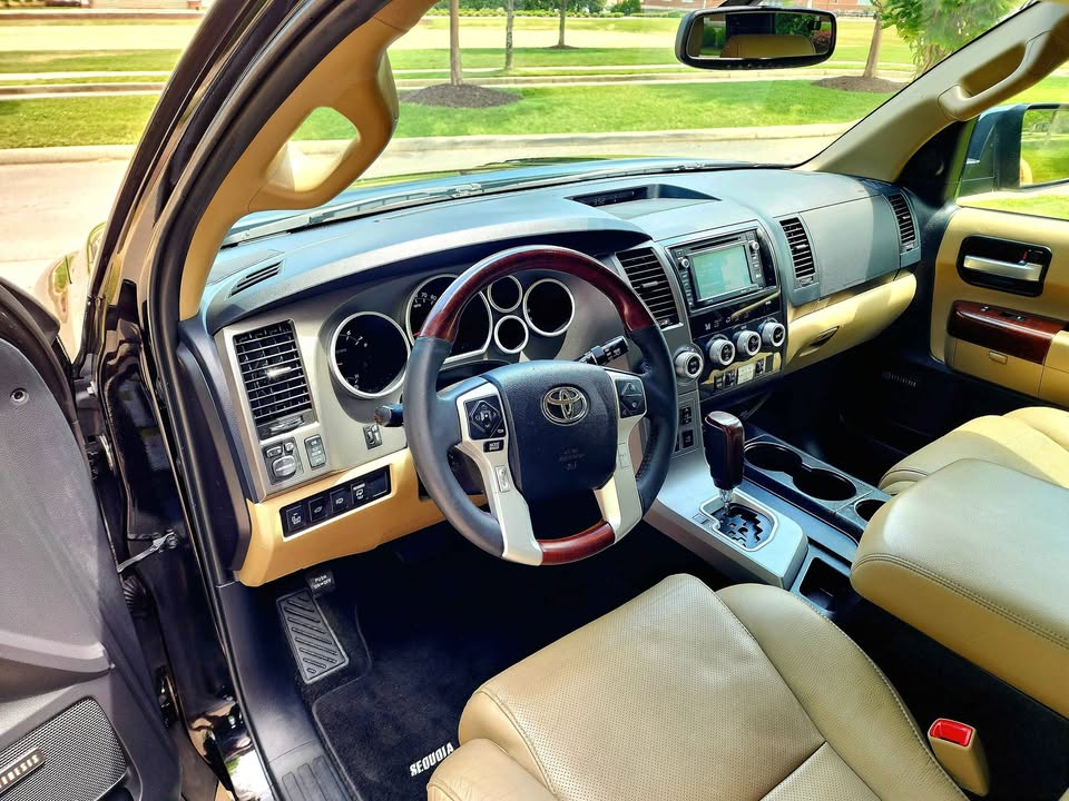 2016 Toyota Sequoia thumbnail 6