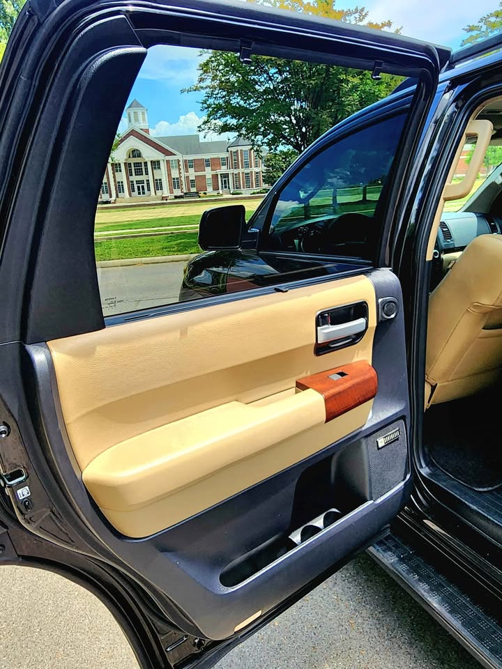 2016 Toyota Sequoia thumbnail 7