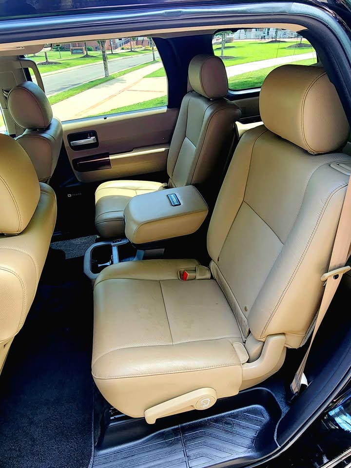 2016 Toyota Sequoia thumbnail 8