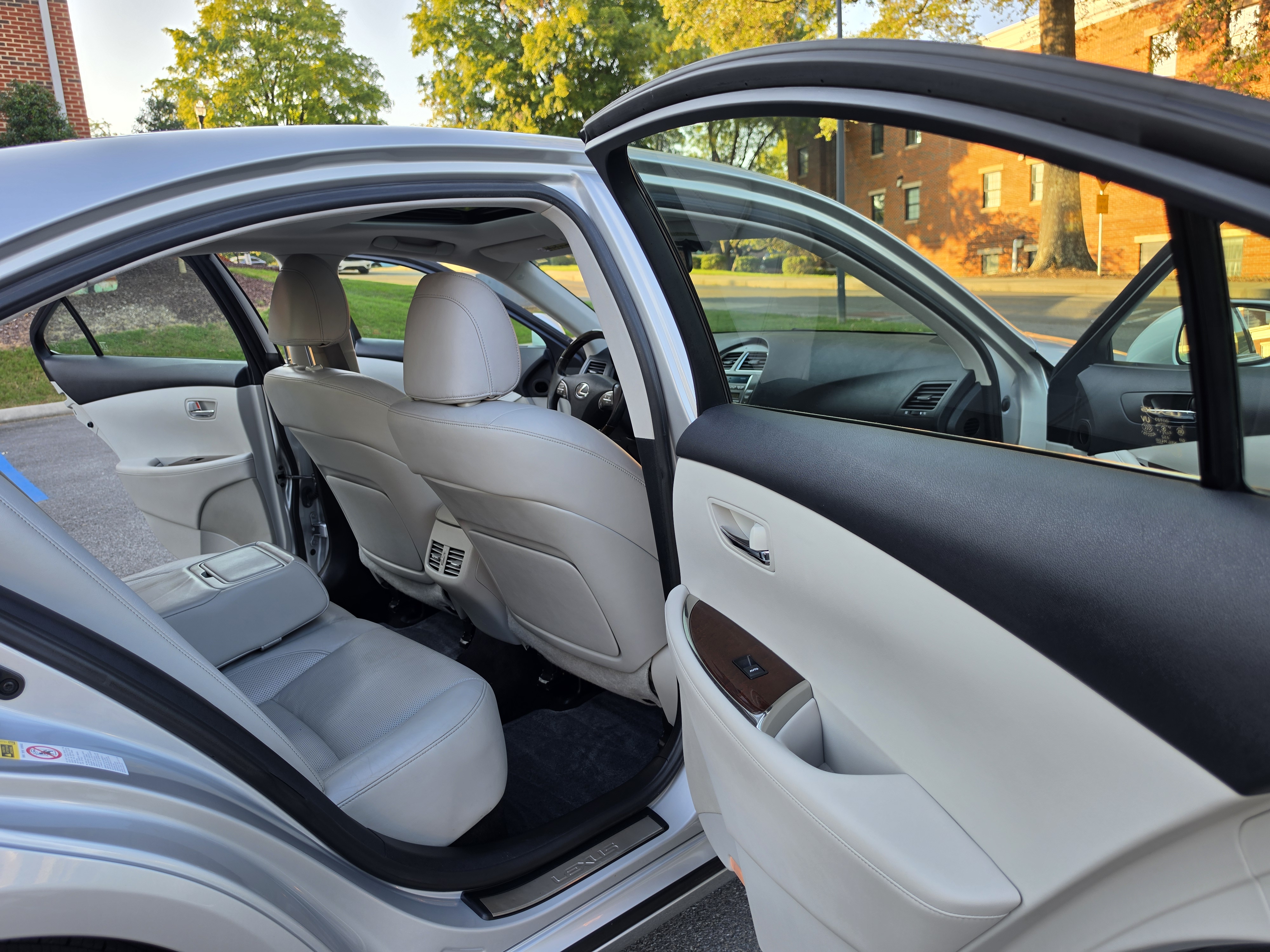 2010 Lexus ES thumbnail 32