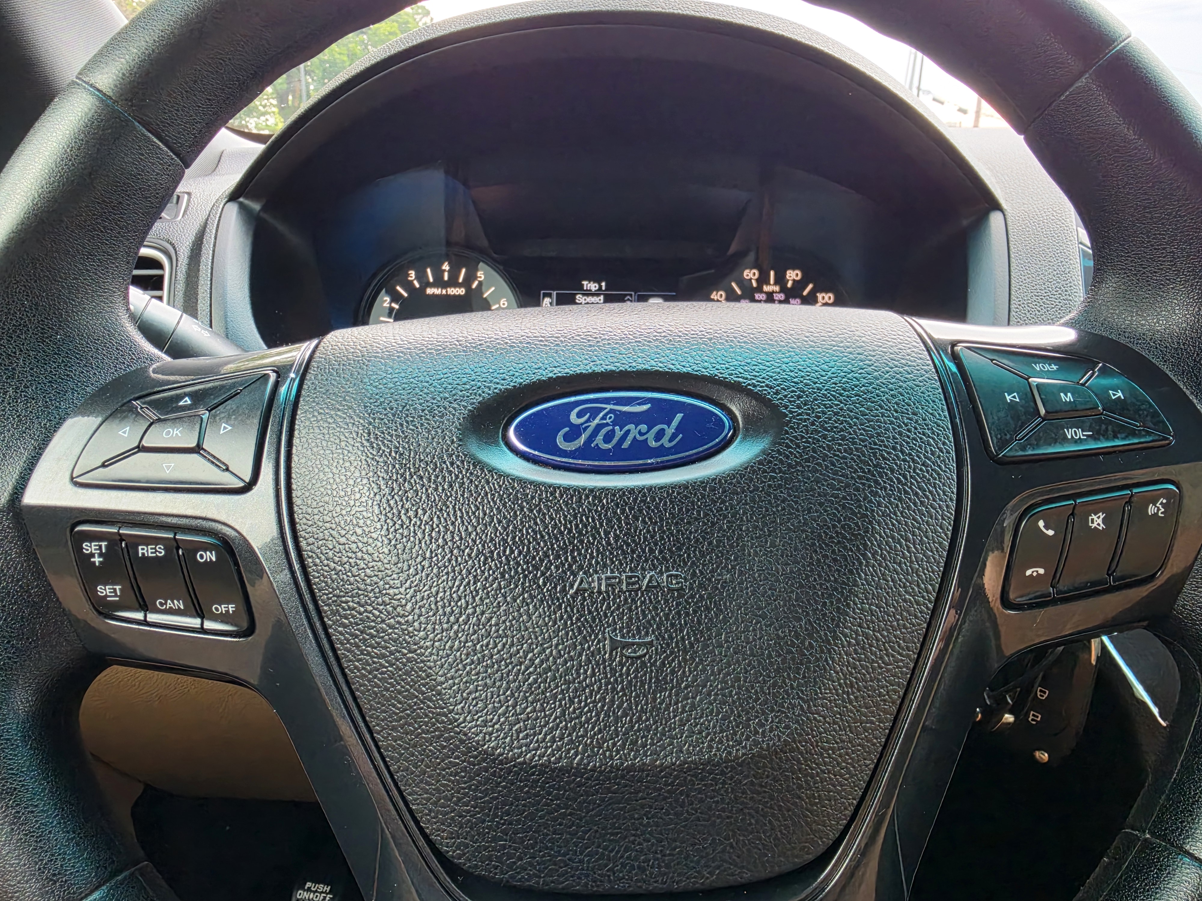 2016 Ford Explorer thumbnail 26