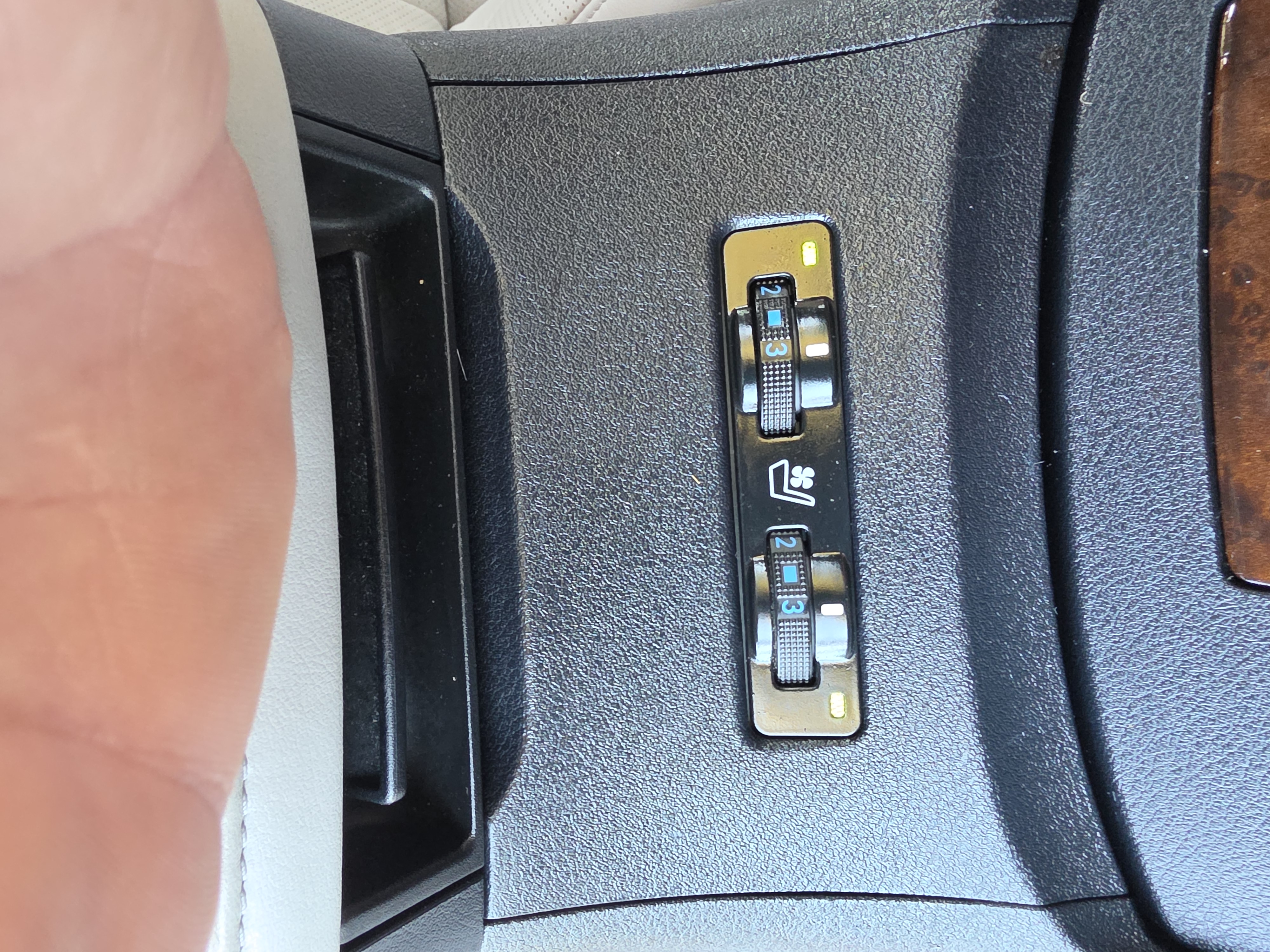 2010 Lexus ES thumbnail 19
