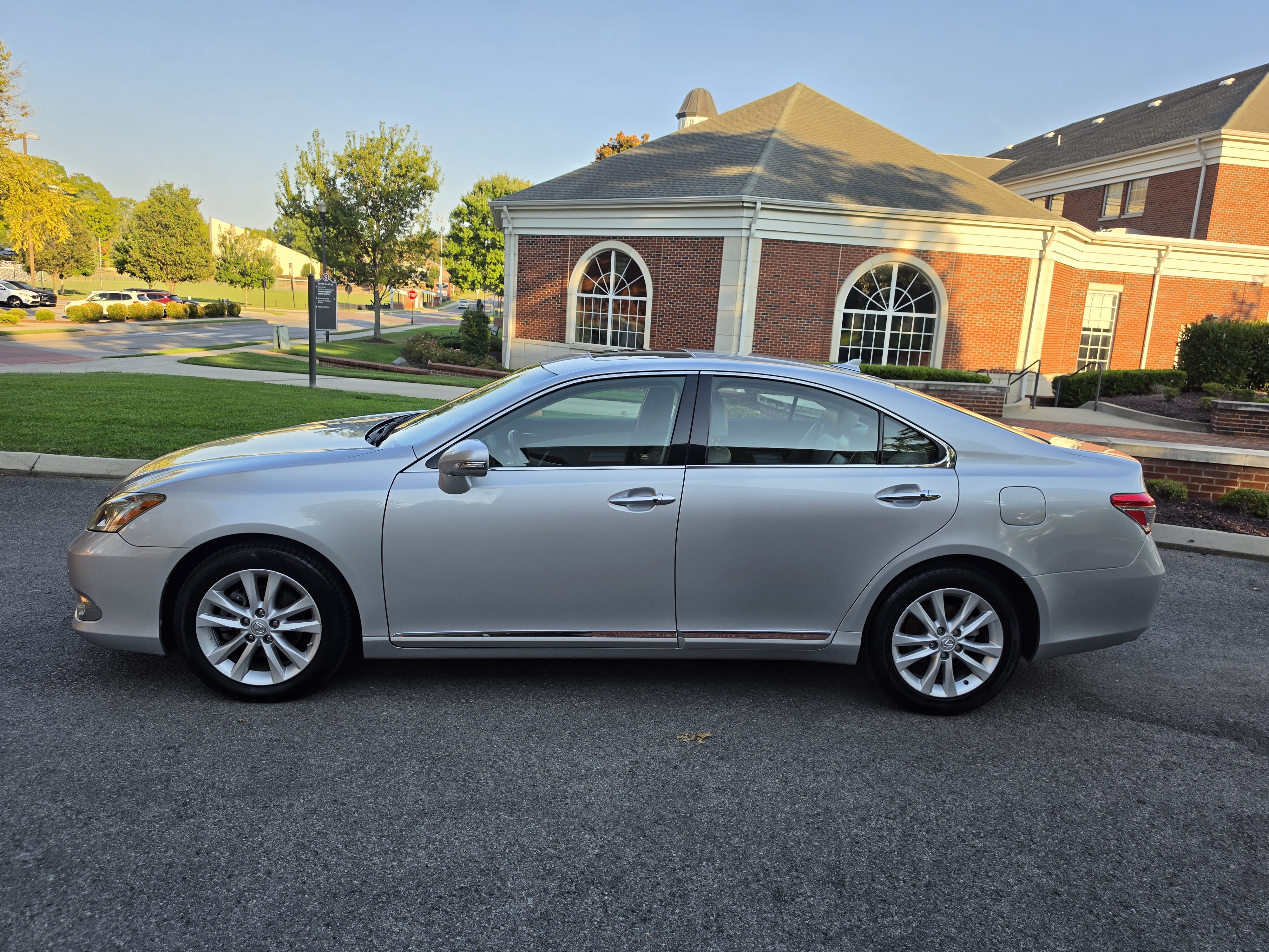 2010 Lexus ES thumbnail 6